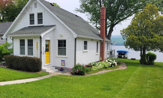Honeoye House | 4 Season 4 Br. Family Friendly, Fully Equipped Two-story Cape