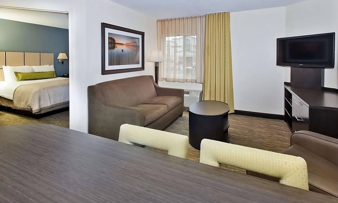 Ashley Oaks House | 4 Units Close to West Town Mall! Private Kitchen, FREE Parking, Pets Allowed!