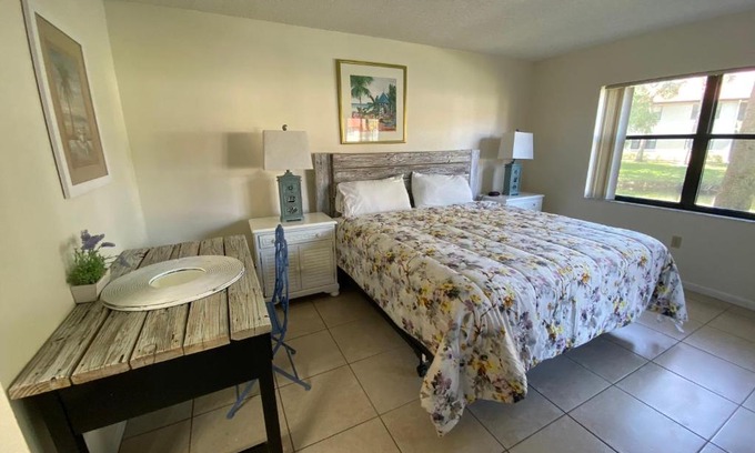 Trailer Estates Apartment | 4330 Shorewalk lakeview condo close to IMG and Beach