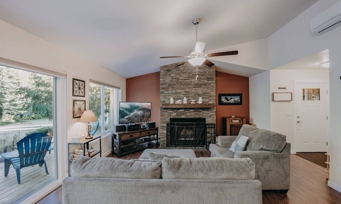 Maple Falls Cabin | 47MF - WiFi - Fireplace - Sleeps 6 by RedAwning