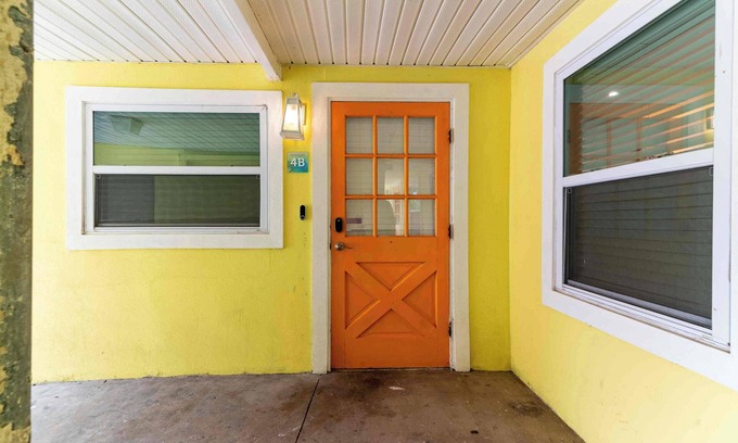 Safety Harbor Cottage | 4B- Newly Renovated 2/1 at Coastal Cottages
