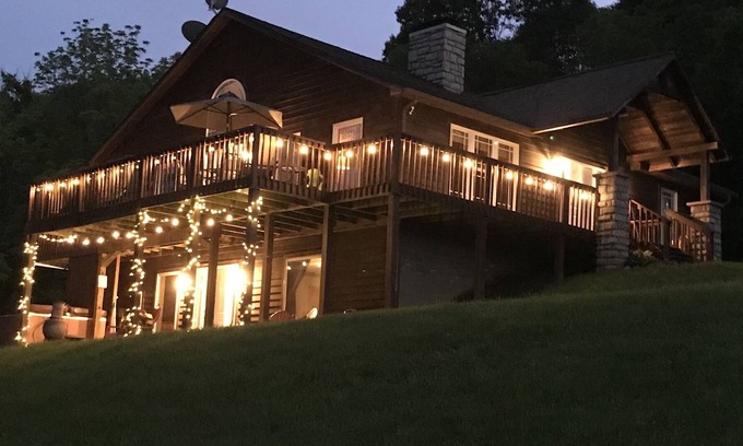 Logan House | 4BD/3BA, 12 Mins To Park, WiFi, Hot Tub, Rec Room