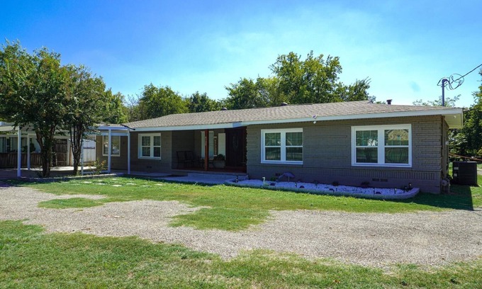Oak Cliff Ski Chalet | 4BD/3BA/DFW Airport Patio private parking Piscina