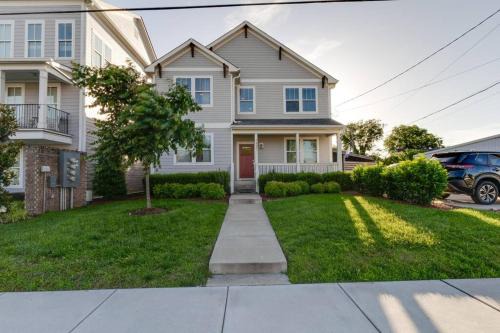 The Nations House | 4BD Haven in the Nations, walk to bars and restaurants! Minutes to Broadway!