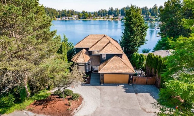 Lakewood House | 4bd Lakefront, w/hot tub, outdoor kitchen & dock