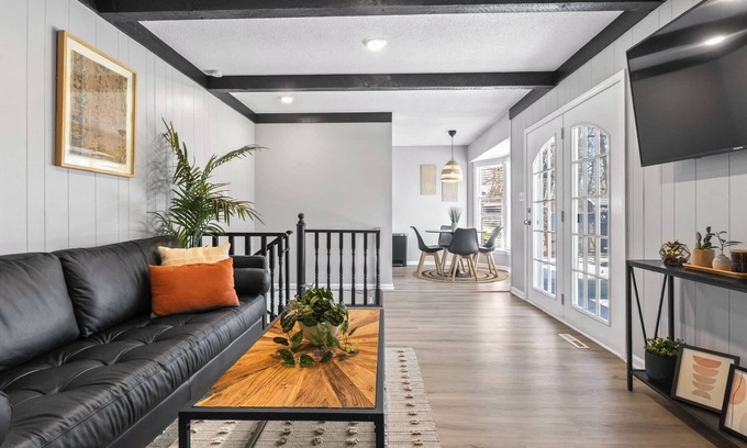 Lenexa House | 4Bdr|2.5Bth|Modrn Lvng|Grt Location