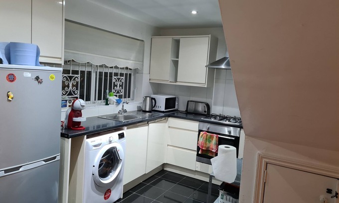 East Walworth House | 4br-2ensuite-10mincentrallondon-sleeps11-parking