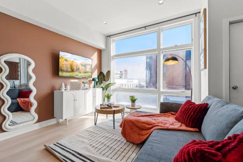 Fairmount Apartment | 4BR - BSL Subway - Steps to Met - Family Friendly