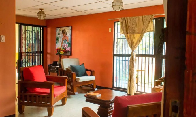 Managua House | 4BR Family Safe Friendly Home w/Large Yard, WiFi & AC
