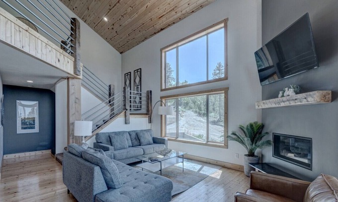 Lead Ski Chalet | 4BR Little Hope Chalet at Terry Peak with Hot Tub!