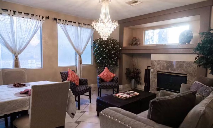 Sunrise Manor House | 4Br Perfect 3,000 SqFt HOUSE 5st