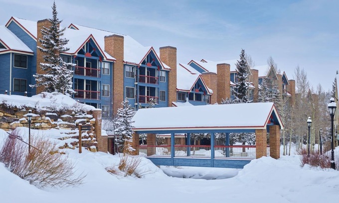 Historic District Hotel | 4br Renovated - Sleeps 12- Downtown Breck by RedAwning