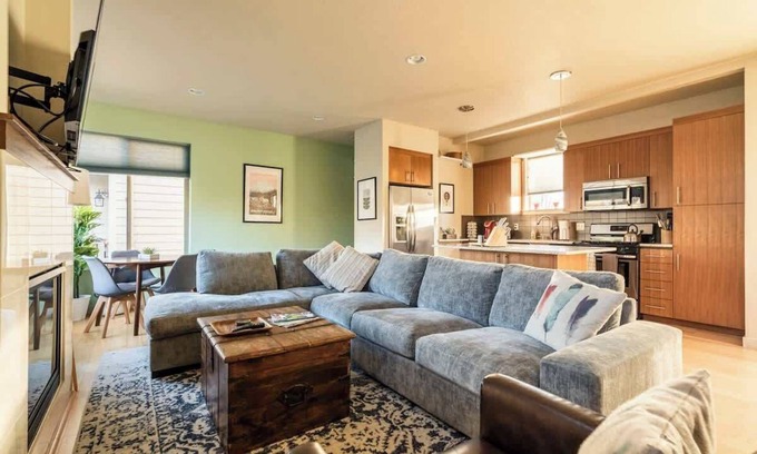 King House | 4BR Sleeps 10 Trendy Arts District Location