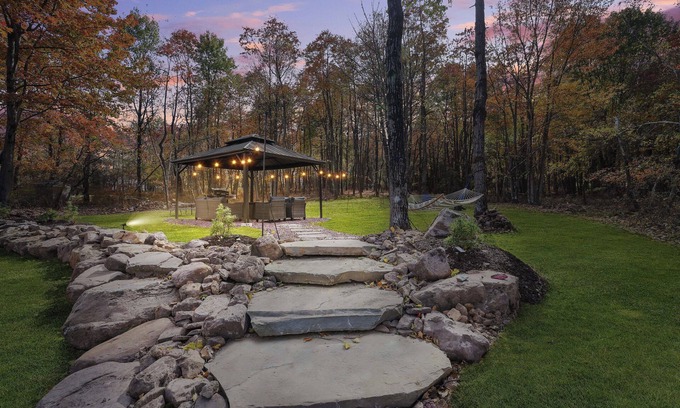Long Pond Ski Chalet | 4min to Lake, 8min to Kalahari, Firepit, Fire table, Gas Grill, Gazebo & 300Mbps