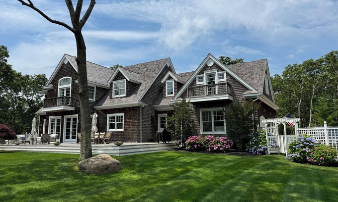 East Hampton House | 5-ACRES, SALT WATER POOL, TENNIS, BASKETBALL, 5 BEDROOM 7 BATH