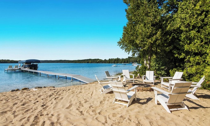 Greilickville House | 5 bed 3 bath - 10 beds - In town Traverse City with heated Pool on Cedar Lake!