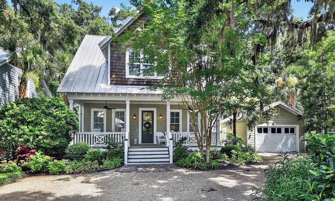 King City House | 5 bed/4.5 bath beach cottage - Walking distance to St Simons Pier & Village!