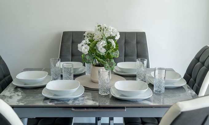 Chadwell Heath House | 5 Bed House - Sleeps 11 - Garden