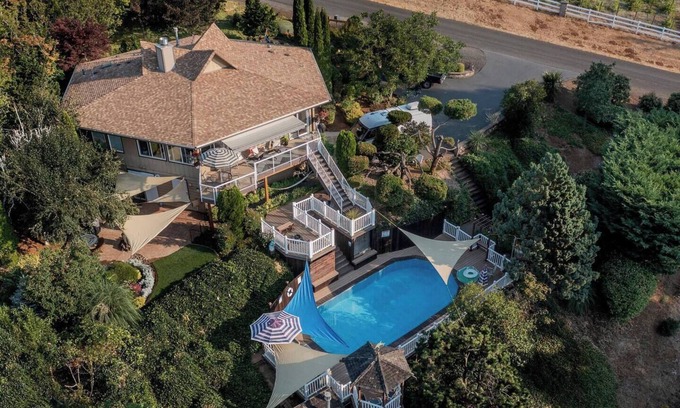 Dundee Villa | 5 Bed Private Villa in Wine Country w/Pool, Sauna, Hot Tub