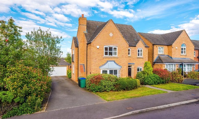 Oldbury House | 5 Bedroom! 2.5 Bathroom ! Contractors and Groups ! Free Parking! Large Driveway! NEW BUILD HOUSE!
