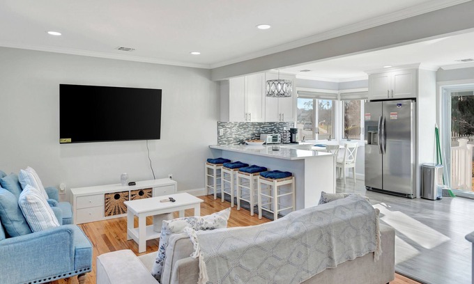 Uniondale House | 5-Bedroom, 3-Bath Retreat Sleeps 10 Free Parking & Modern Upgrades