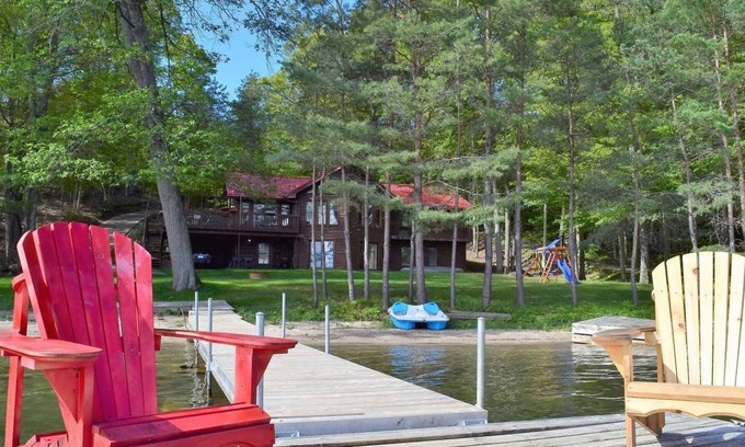 Tiny House | 5 Bedroom, 4-season Cottage , Private Beach in Tiny