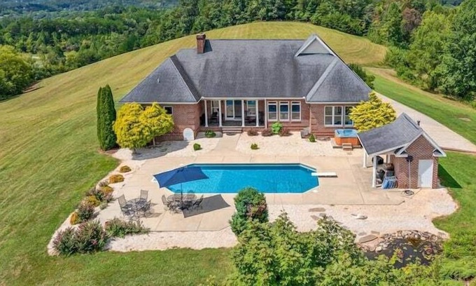 Marshall Apartment | 5 Bedroom 683498 by Houzlet