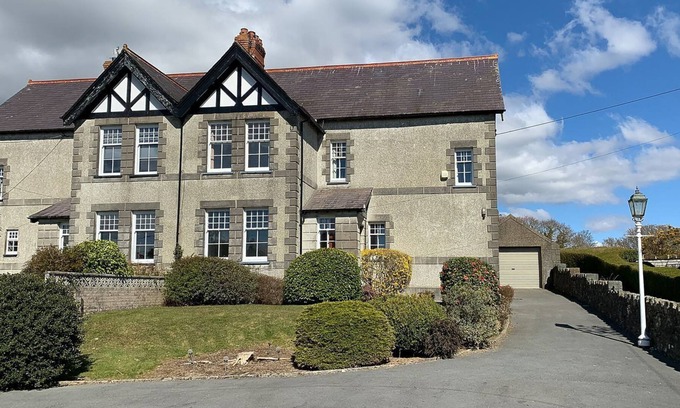 Chwilog Cottage | 5 bedroom accommodation in Chwilog, near Pwllheli