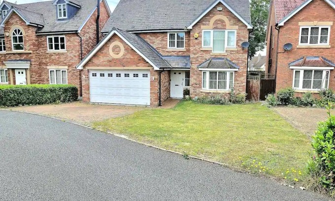 Rhyl House | 5-bedroom Family Holiday Home Sleeps 7 Garden Parking Pet Friendly North Wales