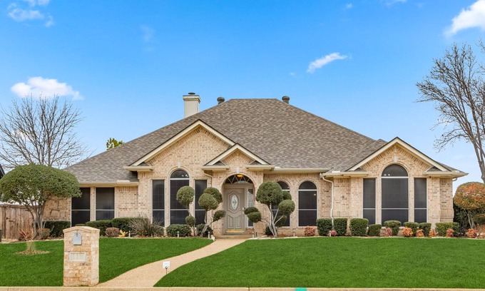 Hurst House | 5 bedroom Home 10.2 miles from DFW Airport and 11.8 miles ATT Stadium