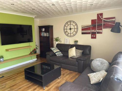Dagenham Apartment | 5 Bedroom House by monishortlets