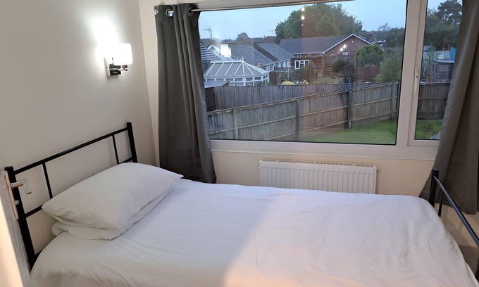 Calne House | 5 BEDROOM MODERN, CHALET-STYLE BUNGALOW IN CALNE, ENTIRE HOME.