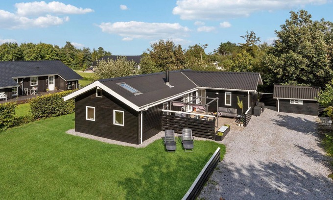 Haslevgarde House | 5 bedroom nice home in Hadsund