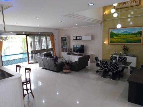 By Pass Ngurah Rai Villa | 5 Bedrooms Villa in Jimbaran