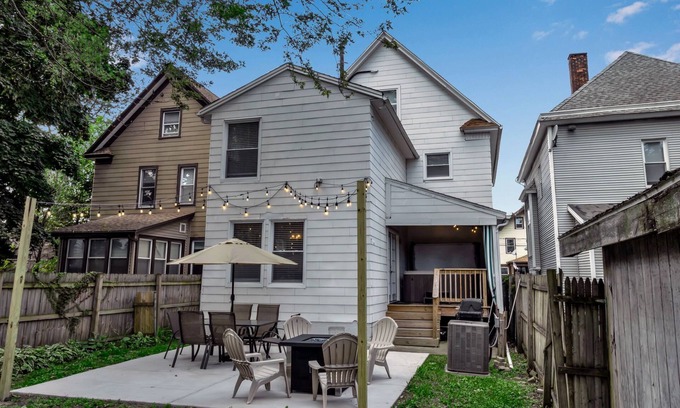 Buffalo House | 5 BR Home w/Hot Tub & Game Room