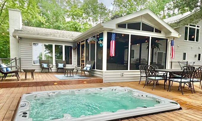 Spooner House | 5 BR Spacious Lake House with Hot Tub