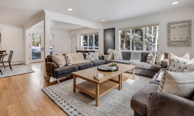 Aspen House | 5 BR Updated Aspen Home - AC!