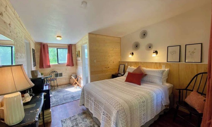 Port Angeles Hotel | #5 ❀ Charming Bedroom on Quiet Property Near ONP ❀