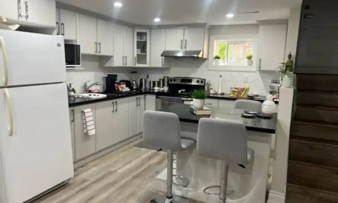 Malton House | 5 Km to Toronto Pearson Airport , Sleeps 4-6