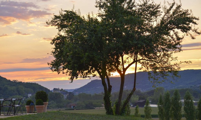 Vezac House | 5* listed property Panoramic view of the 4 Châteaux, swimming pool and petanque area