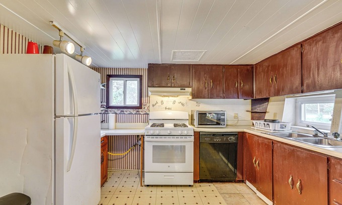 Westfield Cottage | 5 Mi to Lake Erie Access: Quiet Cottage w/Yard!