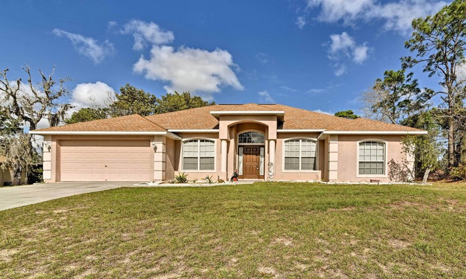 Spring Hill House | 5 Mi to Weeki Wachee Park! Family Home w/Backyard