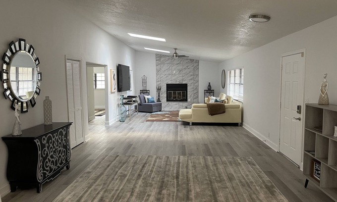 Fellowship House | 5 miles to WEC - 3 bdrm + "4th bdrm/Ofc", 2.5 bath 2800 SF Home, Sleeps 10+