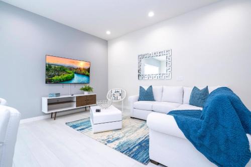 West Kissimmee House | 5 min to Disney NEW Upscale 5 Suites Villa