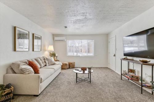 Bountiful Apartment | 5 Mins off i15 Pickle Ball Courts Close By