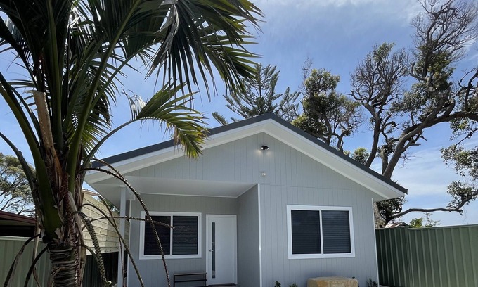 Bateau Bay House | 5 mins to Forresters Beach