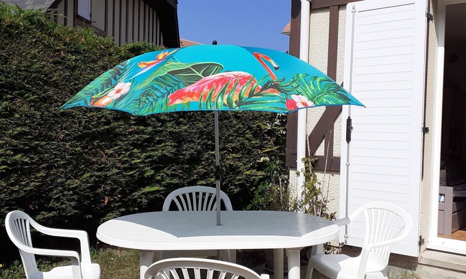 Villers-sur-Mer Cottage | 5 mins walk from the beach, cottage with private garden