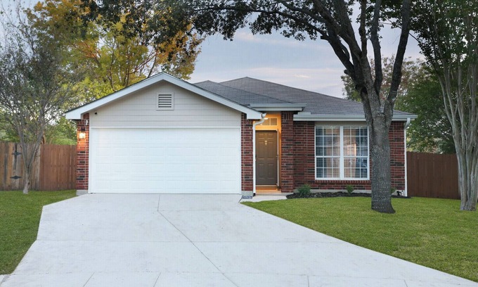 West San Antonio House | 5 mns to Sea World! Beautiful, updated 1story home with large backyard & playset
