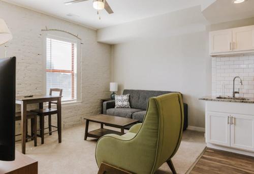 Chatham-Arch Apartment | 5 modern apts near nightlife & attractions