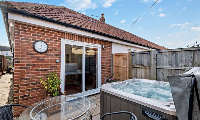 Sheringham House | 5 O'Clock Somewhere - One Bedroom House, Sleeps 2